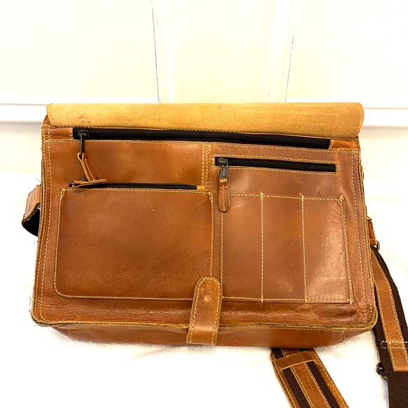 Canyon Outback Distressed Brown Leather Messenger Bag - Picture 11 of 12